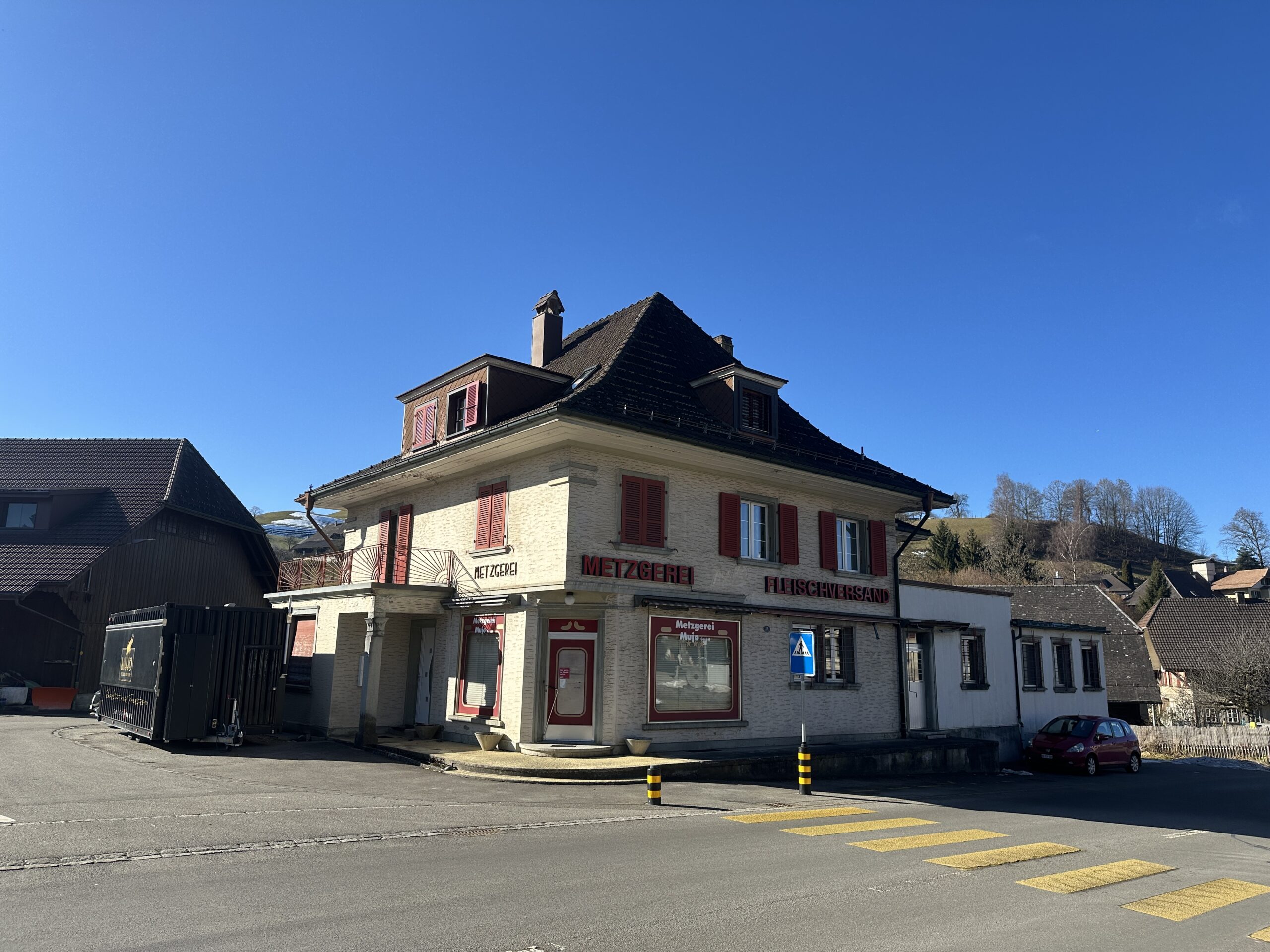 Aussenansicht der Metzgerei Mujo in Ergiswil.