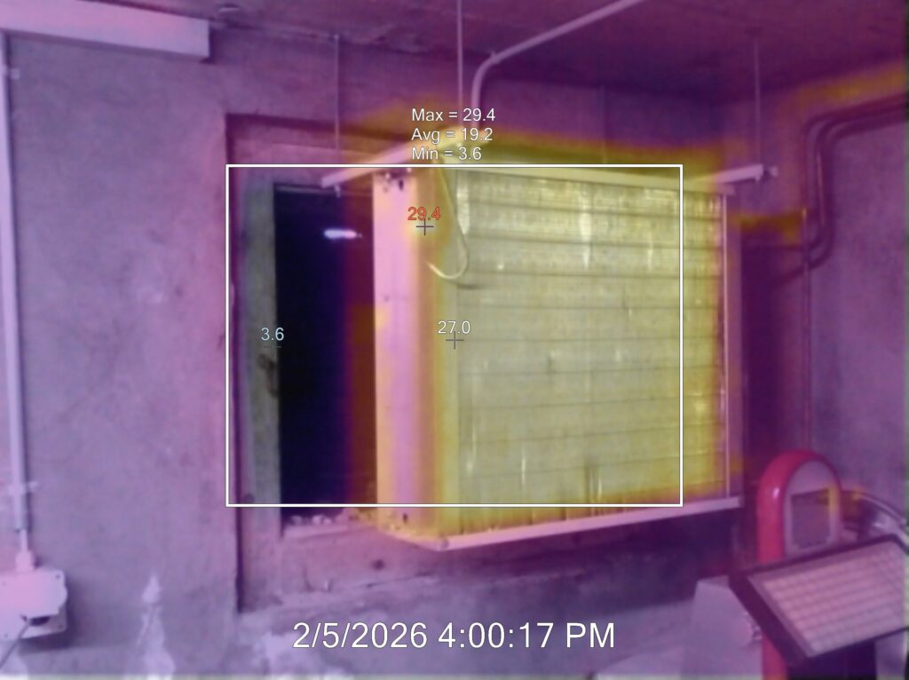 Das Foto einer Wärmebildkamera zeigt ein offenes Fenster beim Rückkühler.